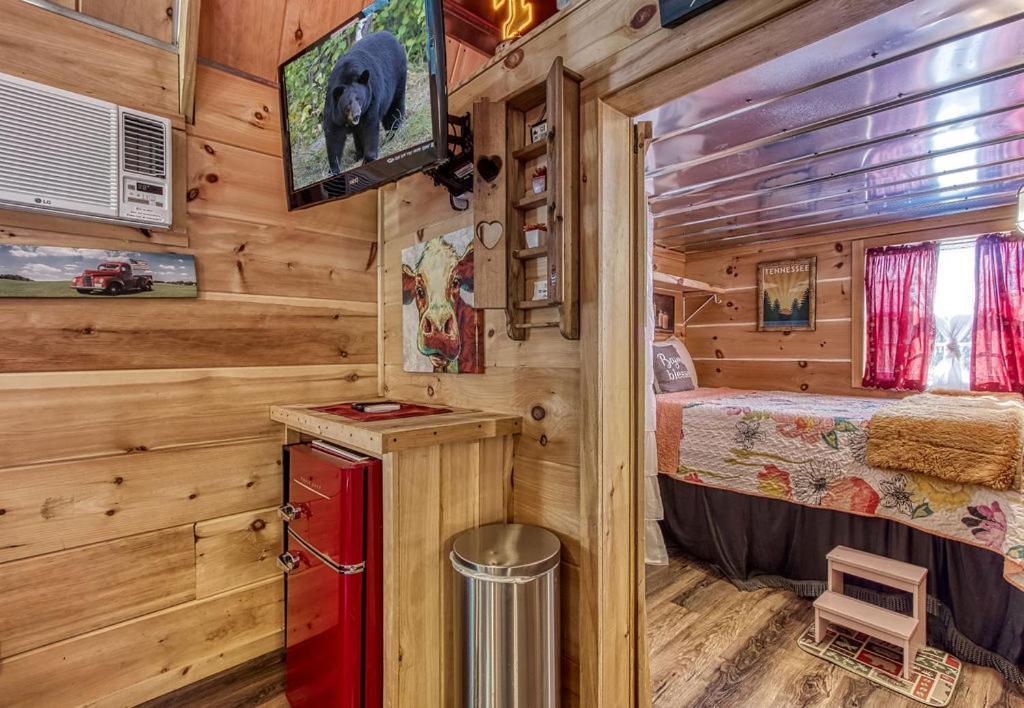 The Tiny Barn, 1089 Free Tickets Each Paid Day, Dollywood And More Sevierville Bagian luar foto