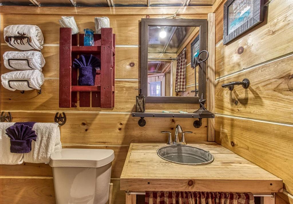 The Tiny Barn, 1089 Free Tickets Each Paid Day, Dollywood And More Sevierville Bagian luar foto