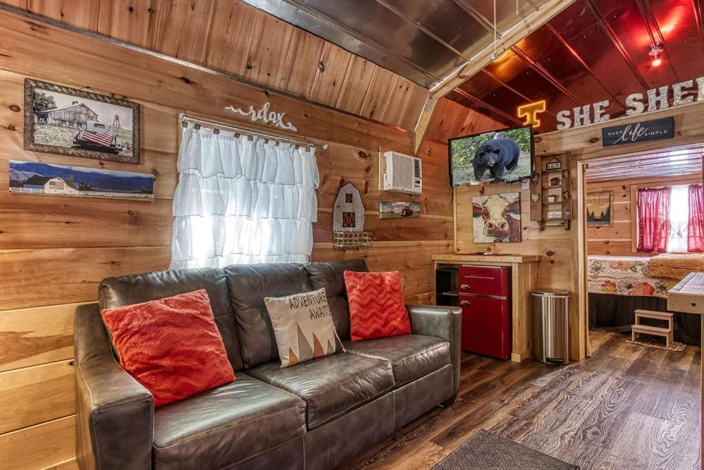 The Tiny Barn, 1089 Free Tickets Each Paid Day, Dollywood And More Sevierville Bagian luar foto