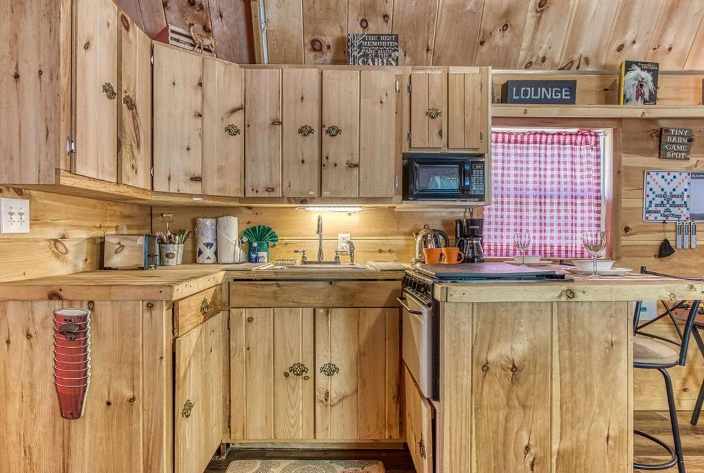 The Tiny Barn, 1089 Free Tickets Each Paid Day, Dollywood And More Sevierville Bagian luar foto