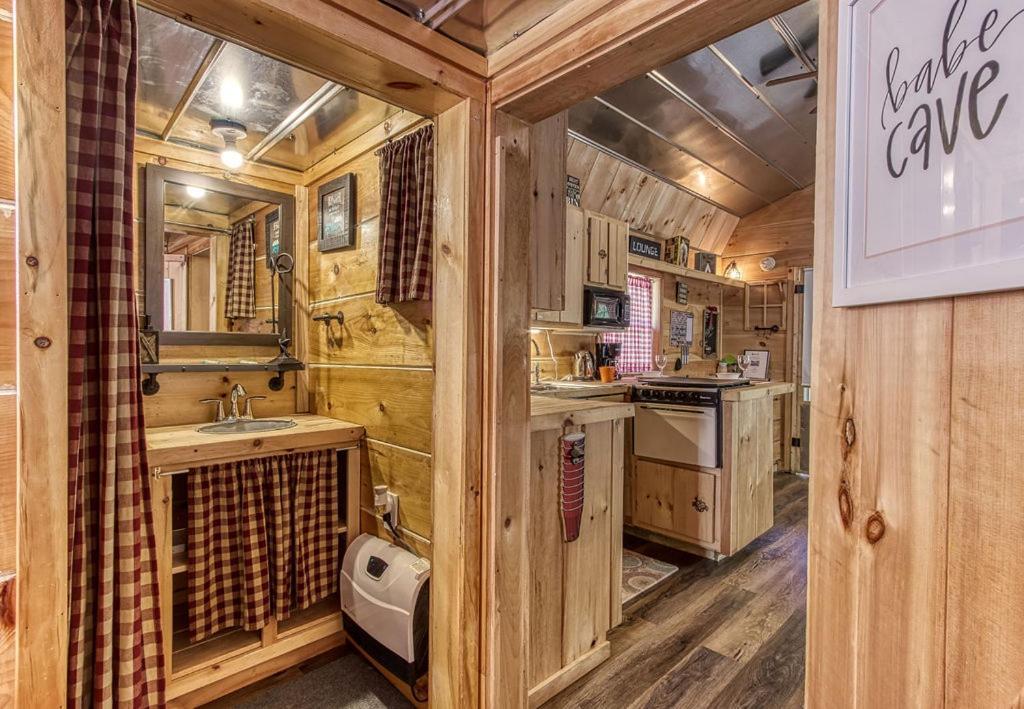 The Tiny Barn, 1089 Free Tickets Each Paid Day, Dollywood And More Sevierville Bagian luar foto